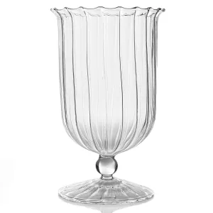 Emma Vase, Medium